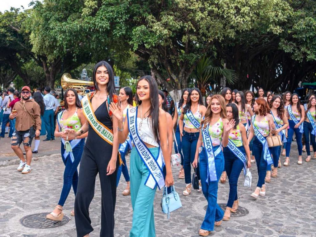 Las aspirantes compartieron con habitantes de Juayúa durante el inicio de la gira nacional, una actividad que busca acercarlas a las tradiciones y riqueza cultural del país. Foto: cortesía / Miss Teen El Salvador.