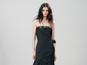 Un diseño upcycling de la firma Santamarta, reutilizando pantalones de traje de lana y camisas de algodón.