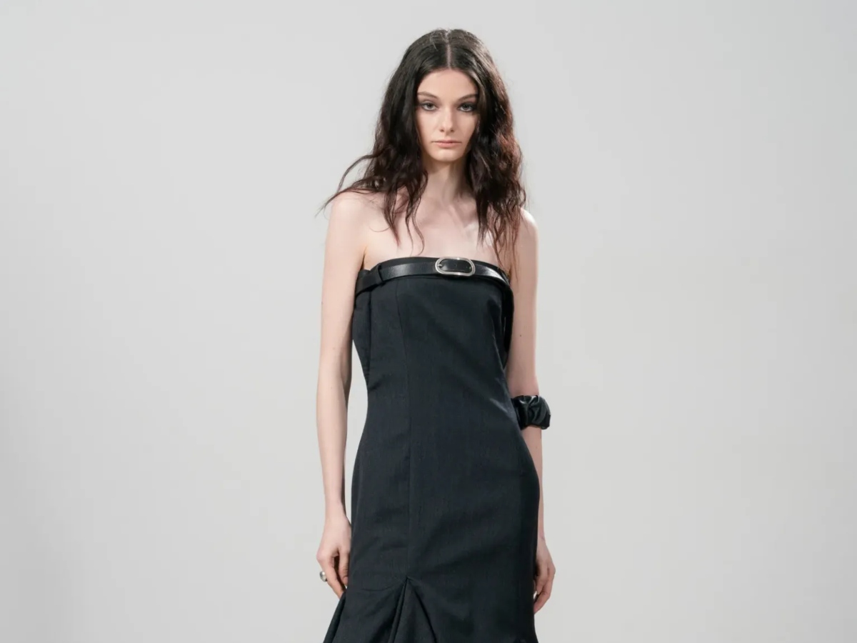 Un diseño upcycling de la firma Santamarta, reutilizando pantalones de traje de lana y camisas de algodón.