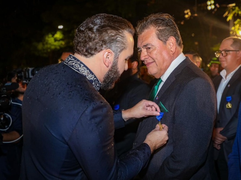 El presidente Nayib Bukele condecora al periodista Moisés Urbina por la cobertura realizada en Venezuela.