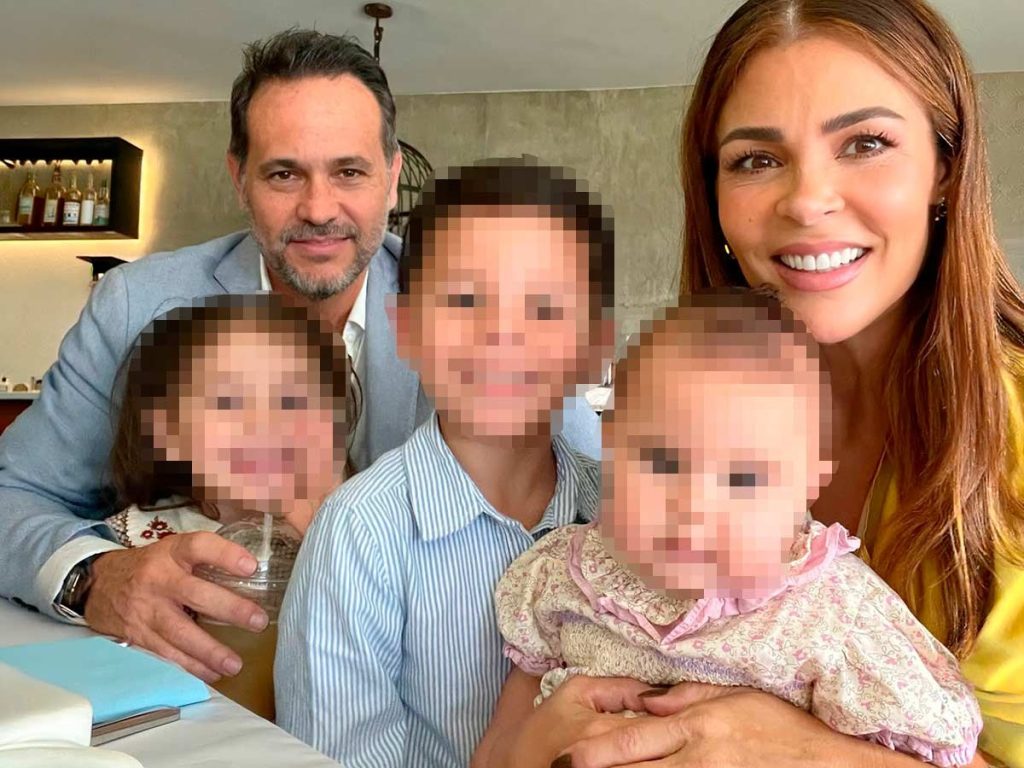 Mónica Casamiquela junto a sus tres nietos en una reunión familiar compartida anteriormente en sus redes sociales. Fotografía/ Mónica Casamiquela