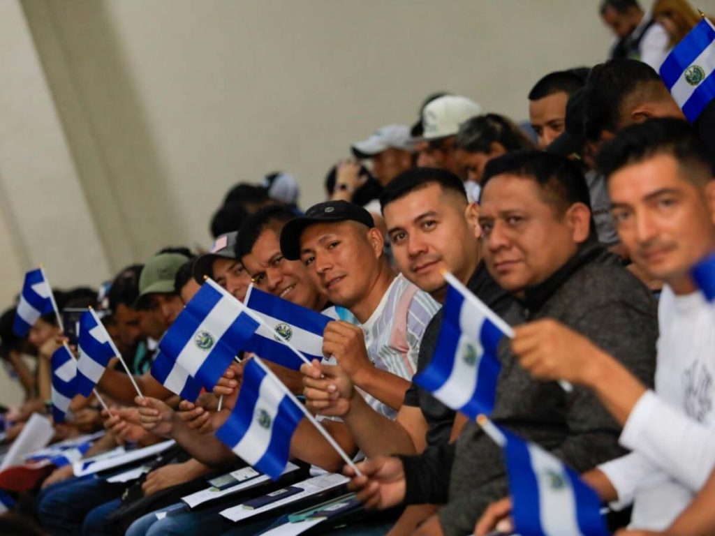 Los 75 trabajadores recibieron una jornada de preparación antes de viajar a Alaska, donde laborarán durante tres meses.