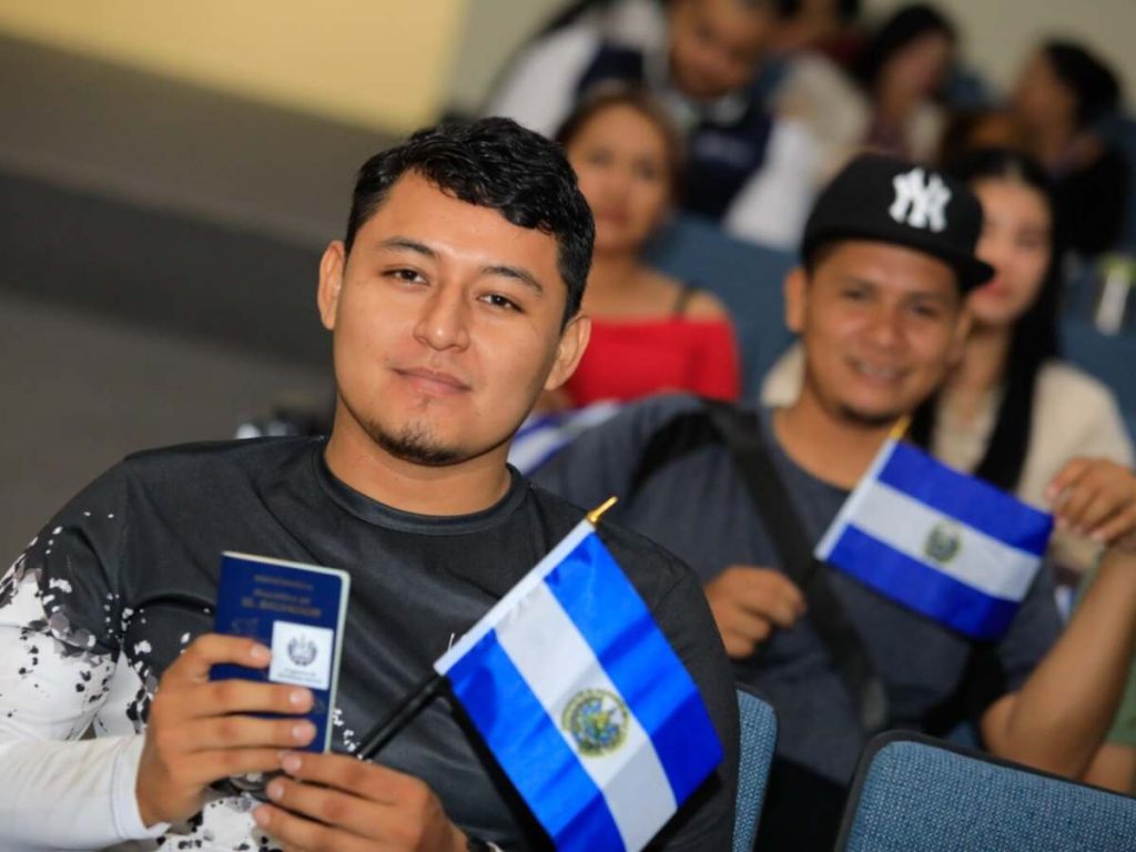 Los 75 trabajadores recibieron una jornada de preparación antes de viajar a Alaska, donde laborarán durante tres meses.