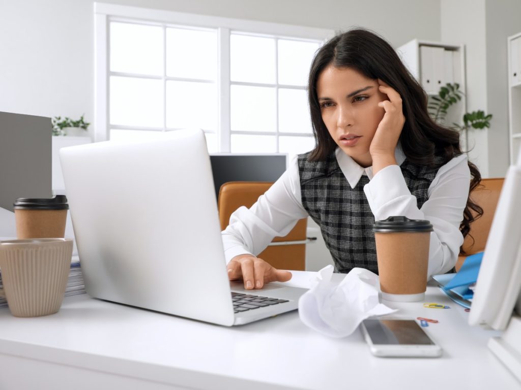Dormir mejor, reducir la cafeína y descansar de las pantallas puede ayudar a disminuir estos movimientos involuntarios.