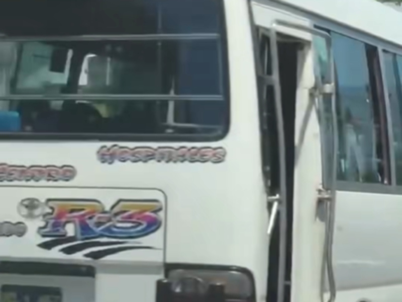 El motorista fue multado por no respetar el derecho de vía y conducir con las puertas abiertas.