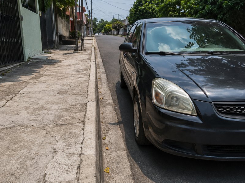Vehículo estacionado separado de la acera, una infracción que puede generar una multa de $50.