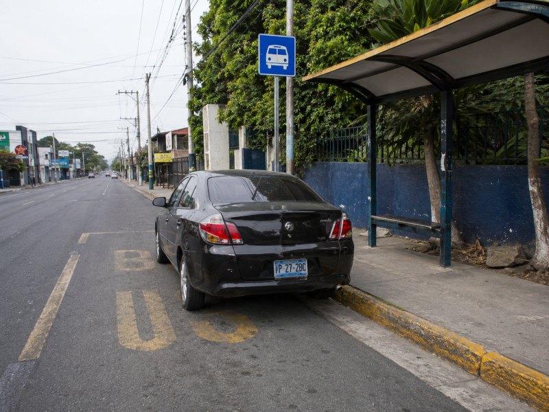 Parquearse en una parada de buses obstruye el espacio del transporte colectivo y puede costar $150.
