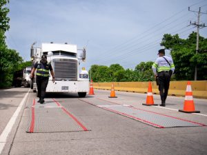 El VMT realiza controles de pesaje al transporte de carga para verificar que las unidades circulen dentro de los límites autorizados.