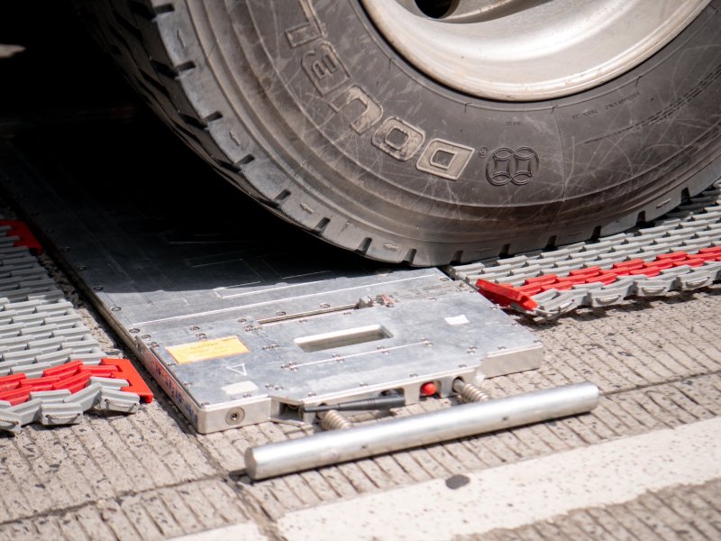 La Ley de Transporte Terrestre, Tránsito y Seguridad Vial establece una multa de $100 por conducir con exceso de carga.
