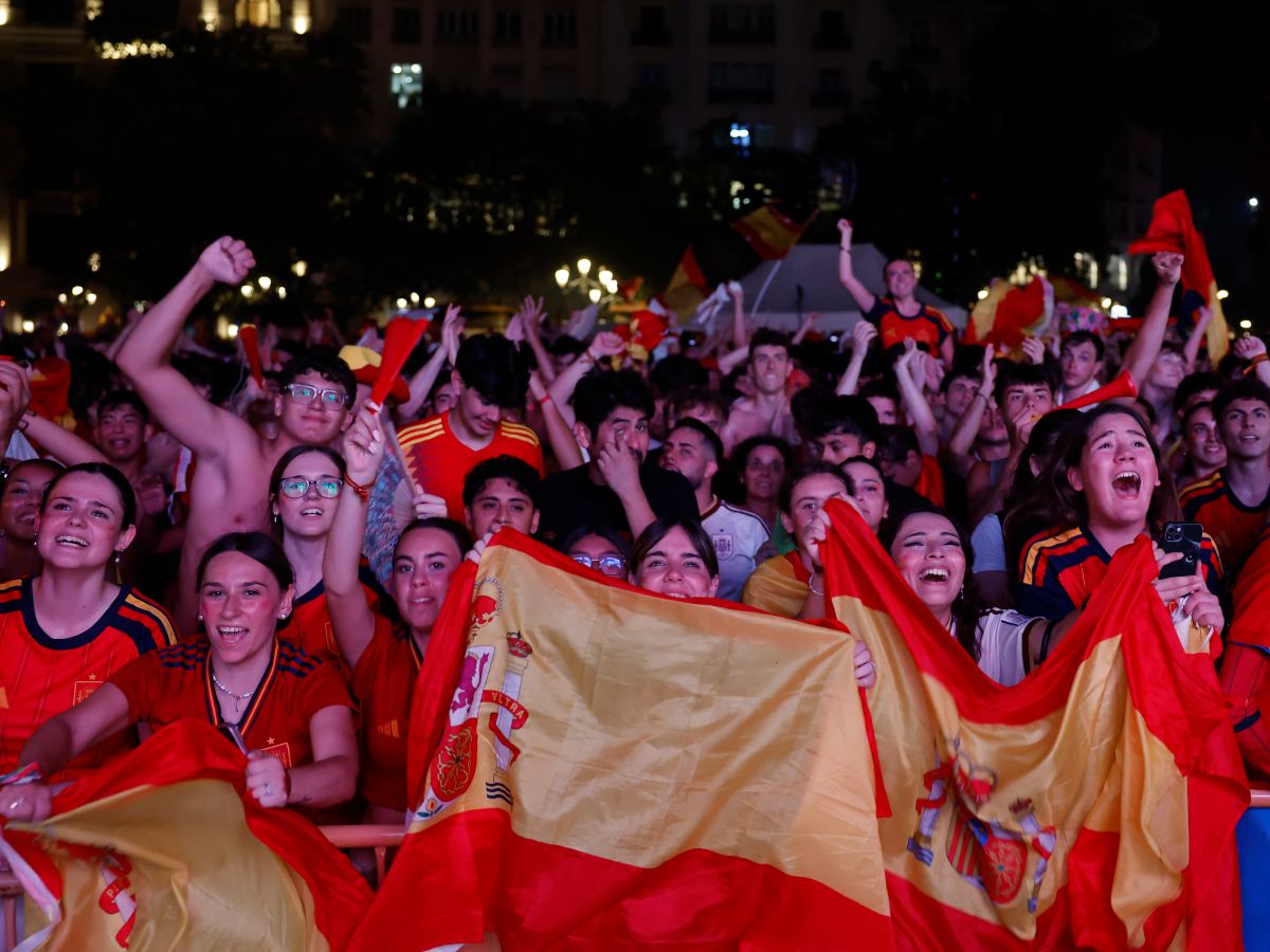 Aficionados españoles celebran este domingo en la plaza del ayuntamiento de Valencia la victoria de España en la final del Mundial 2026 que han disputado frente a Argentina en el MetLife Stadium de Nueva Jersey. EFE / Ana Escobar.