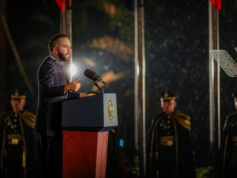 Bukele reconoció a los 452 hombres y mujeres que viajaron a Venezuela y a las 77 personas que coordinaron la operación desde El Salvador. 
