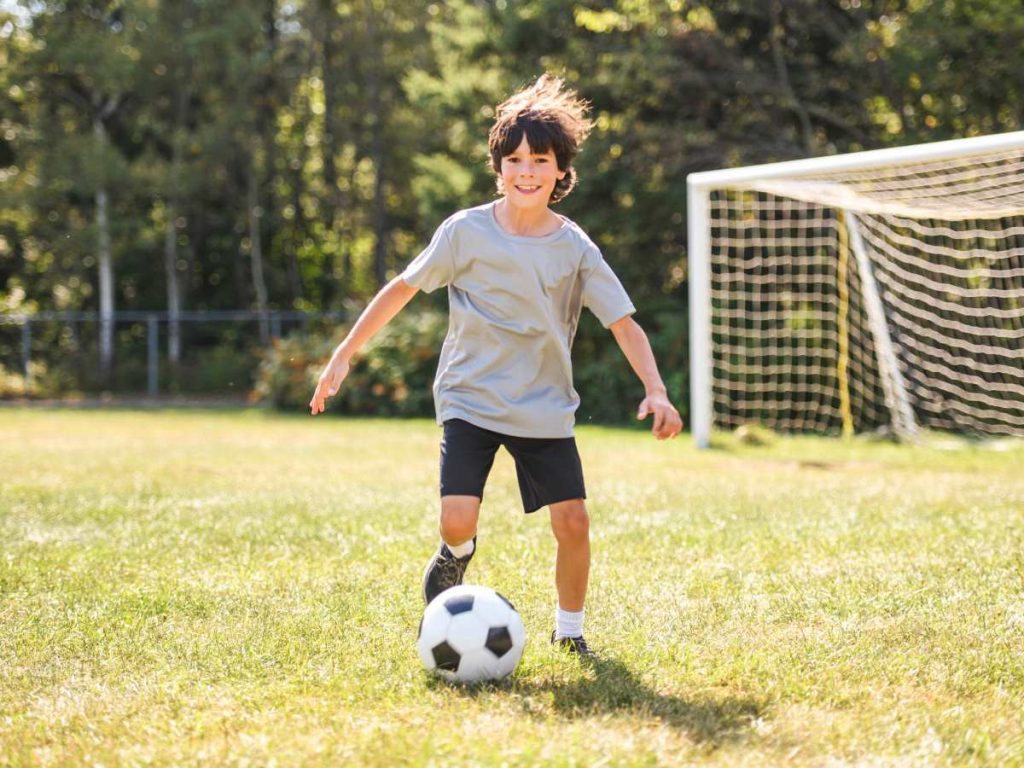 Moverse todos los días puede empezar como juego: una pelota, un espacio abierto y unos minutos lejos de la pantalla.