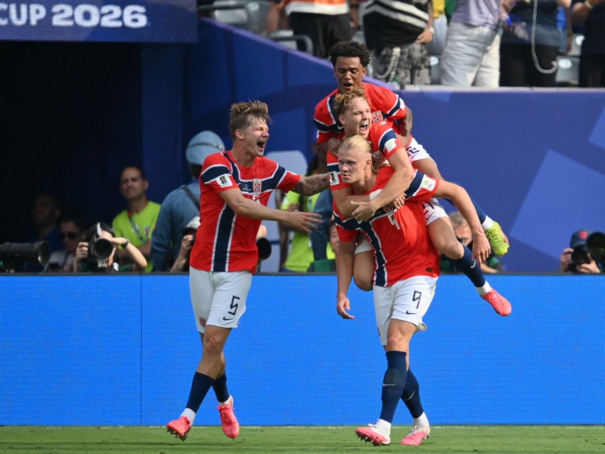 Erling Haaland celebra con sus compañeros de Noruega. Foto AFP