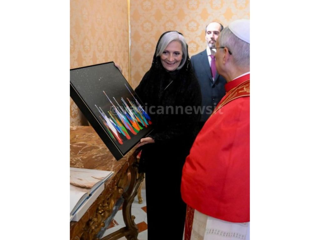 La embajadora de El Salvador ante la Santa Sede, Patricia Leonor Comandari Zanotti, entregó al papa León XIV una pintura del artista salvadoreño Óscar Molina durante la presentación de sus cartas credenciales. Foto / Cortesía Vaticano.
