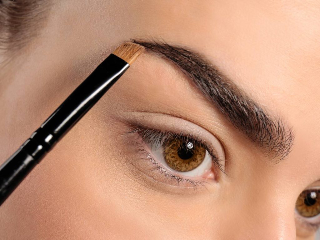 Las cejas lucen más naturales cuando se rellenan con trazos suaves y un tono cercano al propio.