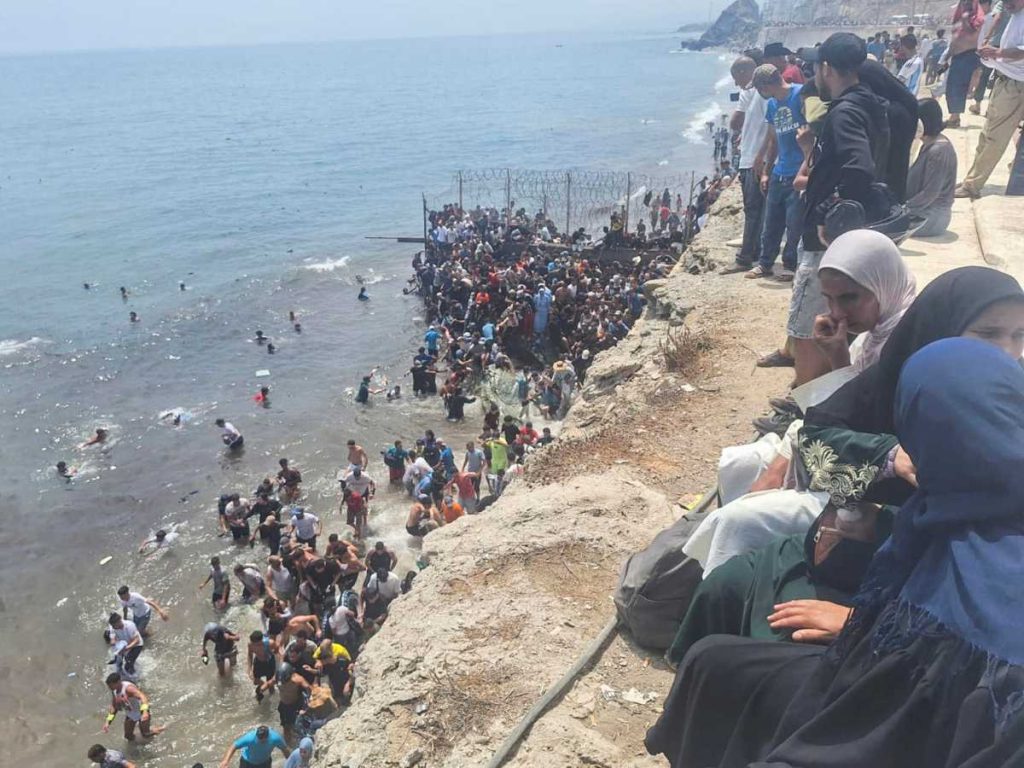 La llegada de hasta 2,000 personas en diez días ha desbordado los centros de acogida de Ceuta.