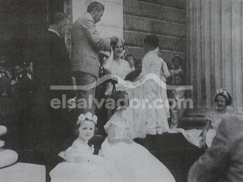 El baile de gala en honor a la nueva soberana reunió a decenas de invitados en el Palacio Nacional y fue amenizado por ocho marimbas. Fotografía/ Archivo elsalvador.com