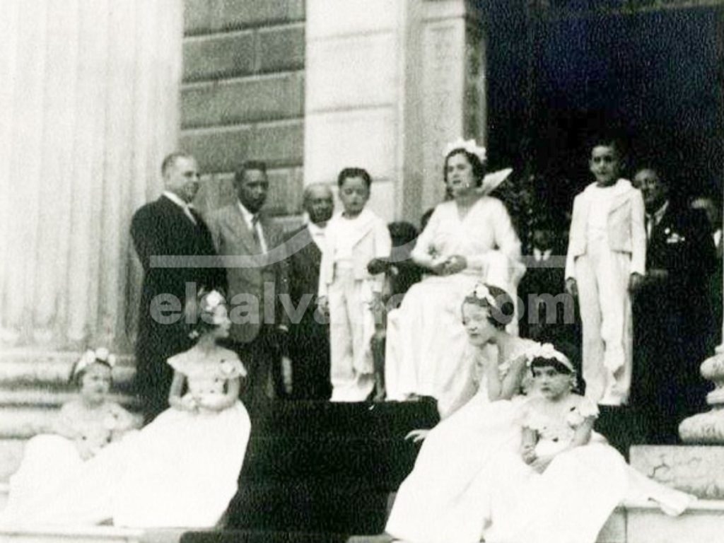 Tras ser coronada, Pachita Tennant recibió la salutación de dos poetas salvadoreños en una ceremonia que quedó grabada en la historia de la capital. Fotografía/ Archivo elsalvador.com