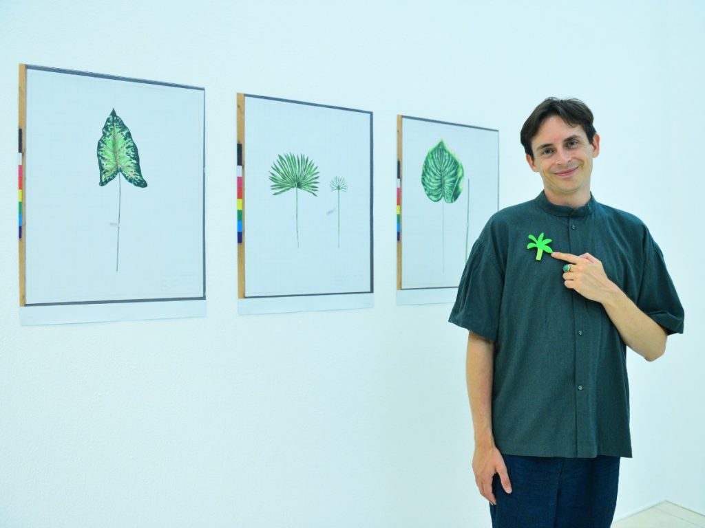 Markus Waitschacher explica que la exposición nació en Austria al cuestionar por qué la imagen de la palmera es tan frecuente en un país donde casi no existen. Fotografía/ Lissette Monterrosa