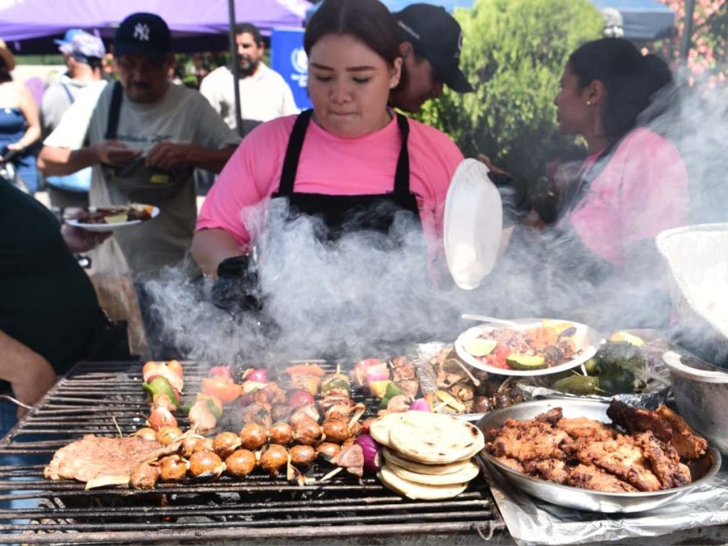 El humo de la parrilla acompaña una jornada llena de antojos, sazón local y ambiente familiar.