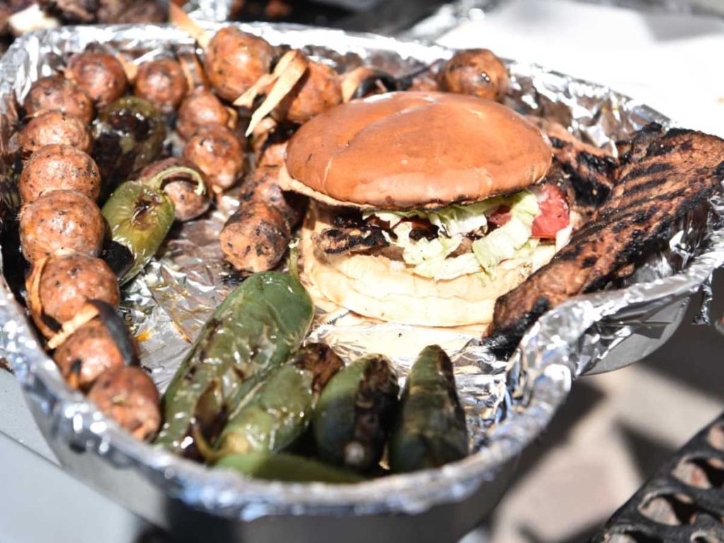 Parrilladas, embutidos y propuestas creativas forman parte de la oferta gastronómica del festival.