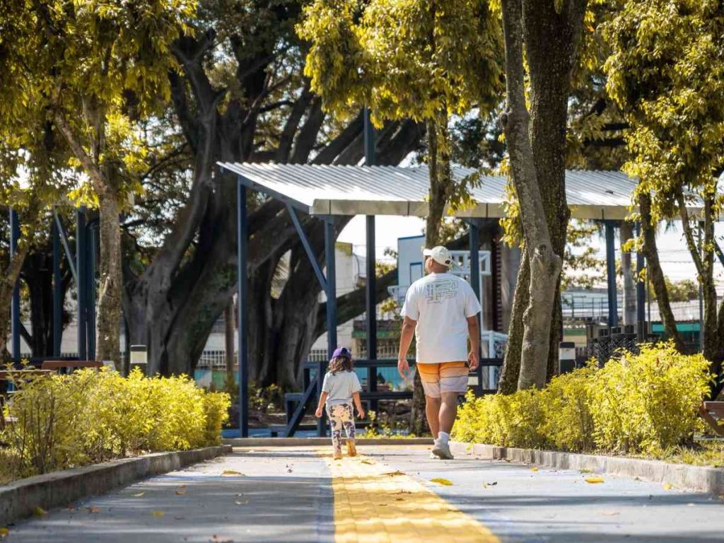 Senderos y áreas verdes invitan a caminar, descansar y compartir tiempo en familia.