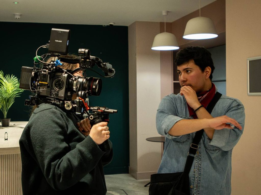 El cineasta salvadoreño se formó en Griffith College como guionista, productor y director.
