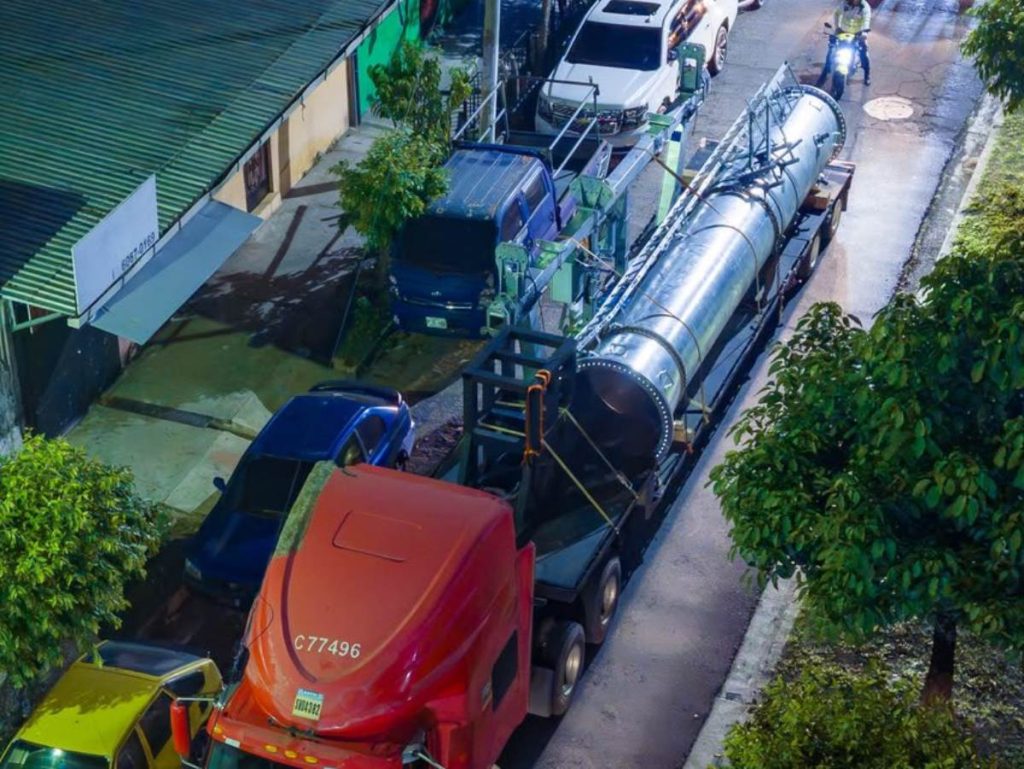 Obras Públicas informó que durante la noche y madrugada trasladó piezas que serán ensambladas como parte de una nueva torre del aerocable del Área Metropolitana de San Salvador.