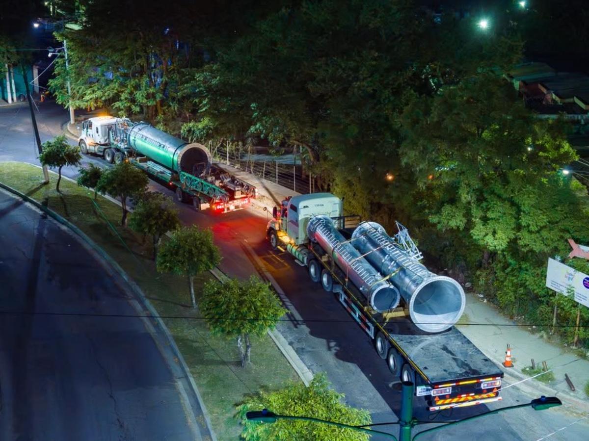 Obras Públicas informó que durante la noche y madrugada trasladó piezas que serán ensambladas como parte de una nueva torre del aerocable del Área Metropolitana de San Salvador.