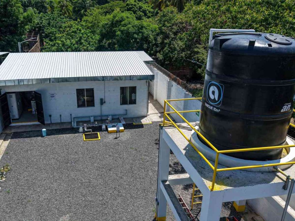 El sistema incluye un pozo subterráneo, pretratamiento, filtros de purificación, subestación eléctrica, paneles de control, dos rebombeos y un tanque de almacenamiento de 10,000 litros.