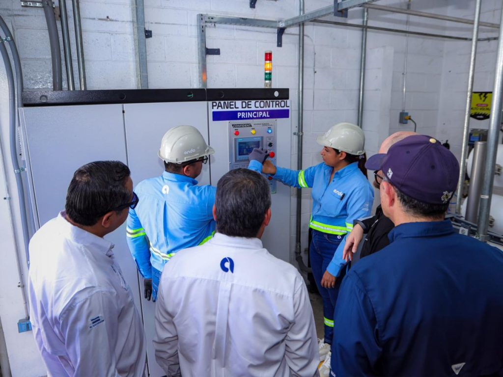La obra utiliza tecnología de ósmosis inversa para remover la sal del agua salobre y convertirla en potable.