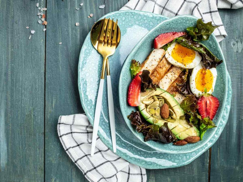 Combinar proteína, fibra y grasas saludables ayuda a que las comidas den más saciedad y energía durante el día.