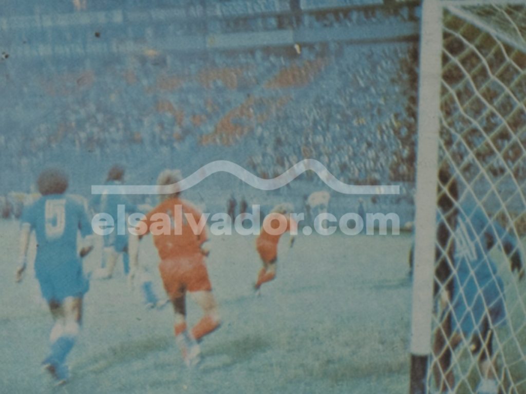 La Selección Nacional enfrentó al Borussia Mönchengladbach en el primer partido disputado en el Estadio Cuscatlán, el 24 de julio de 1976. Fotografía/ Archivo elsalvador.com