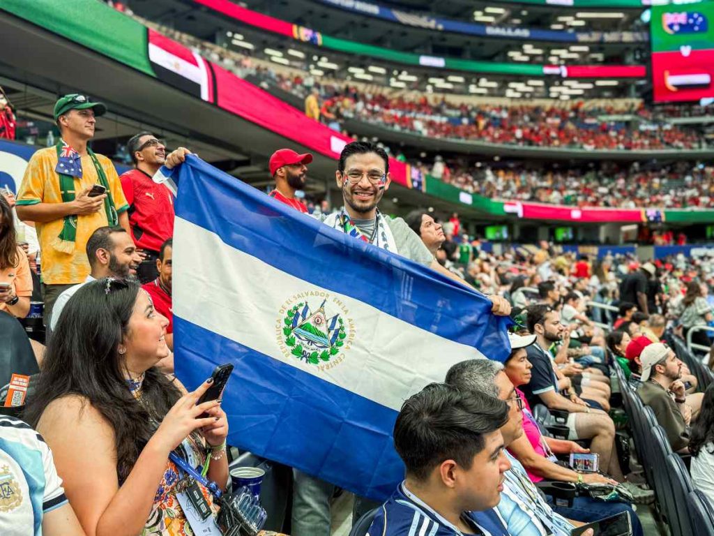 La bandera de El Salvador acompañó a los clientes durante una jornada que celebró la pasión futbolera y la confianza construida con Promerica.