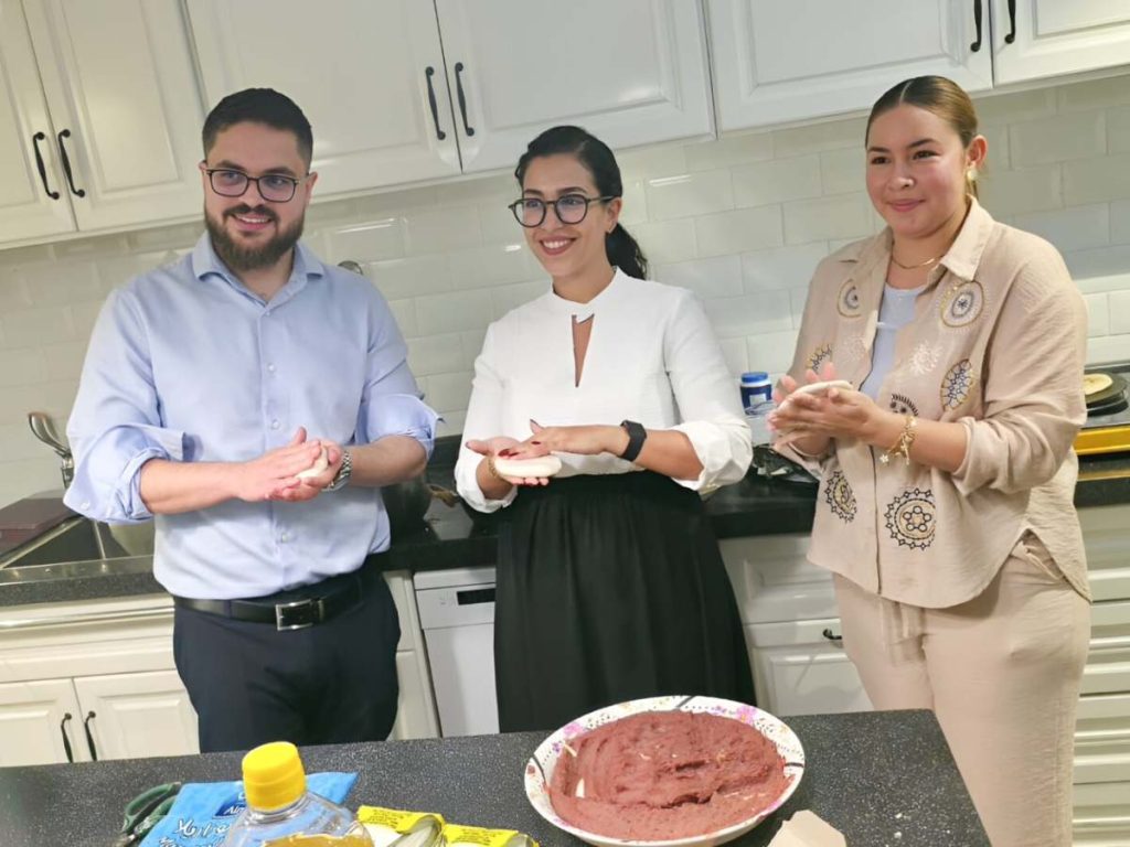 Los participantes aprendieron a elaborar pupusas durante un taller dedicado a promover la gastronomía salvadoreña en Arabia Saudita. Foto/ Cortesía