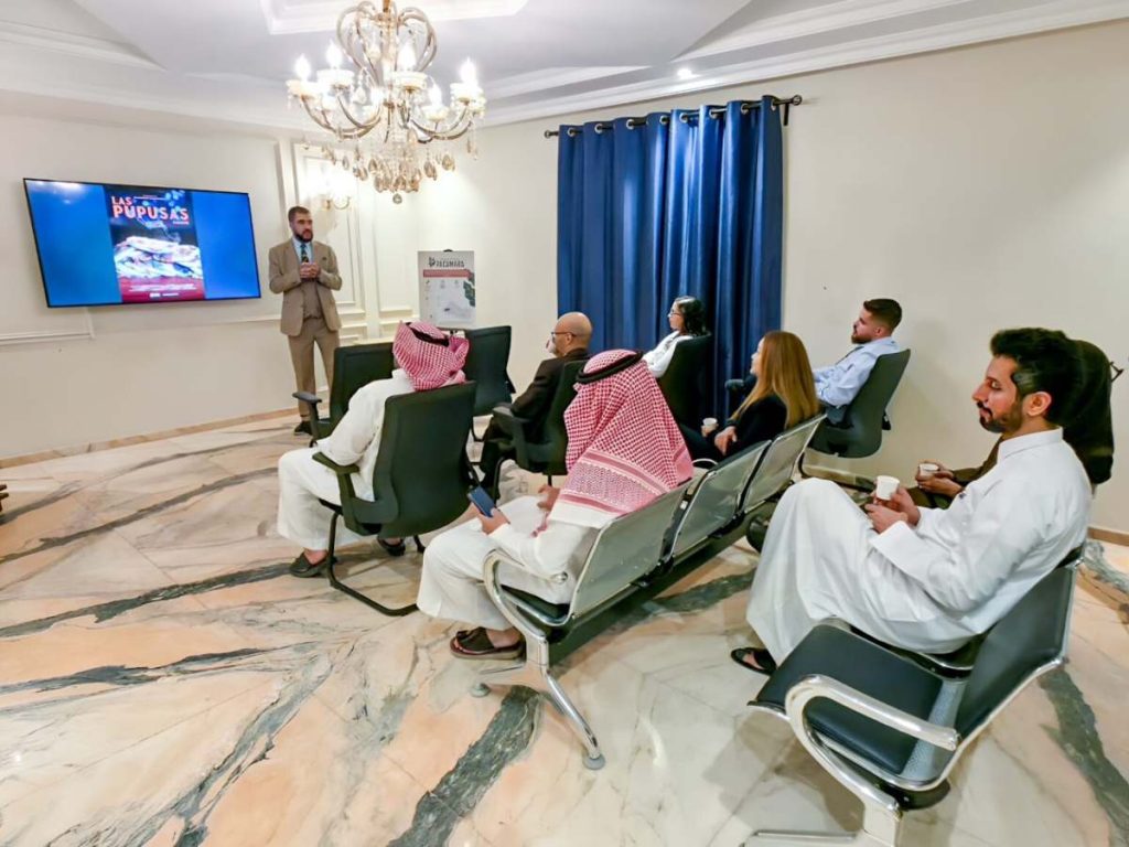 Participantes aprendieron a preparar pupusas durante un taller organizado por la Embajada de El Salvador en Arabia Saudita. Foto/ Cortesía