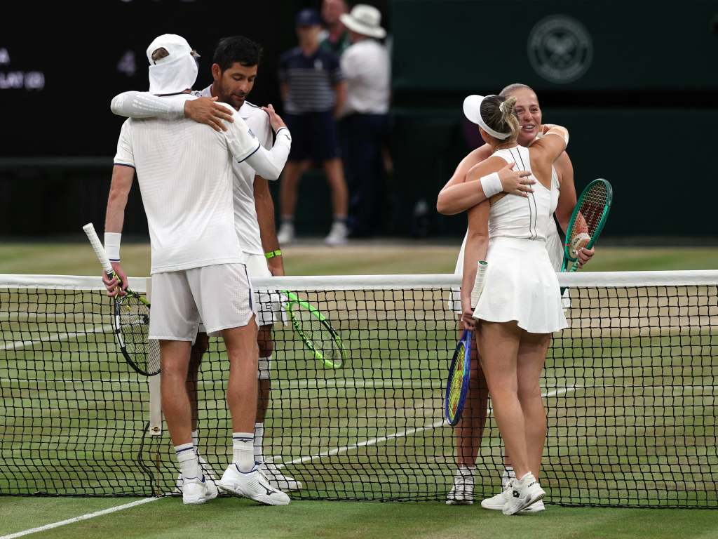 El contraste total del deporte en una sola imagen. En el fondo a la derecha, Ostapenko y Arévalo ríen a carcajadas, abrazándose y celebrando con una felicidad desbordante. En primer plano, se ve la resignación de la pareja rival, con la jugadora llevándose la mano a la cabeza tras la derrota.