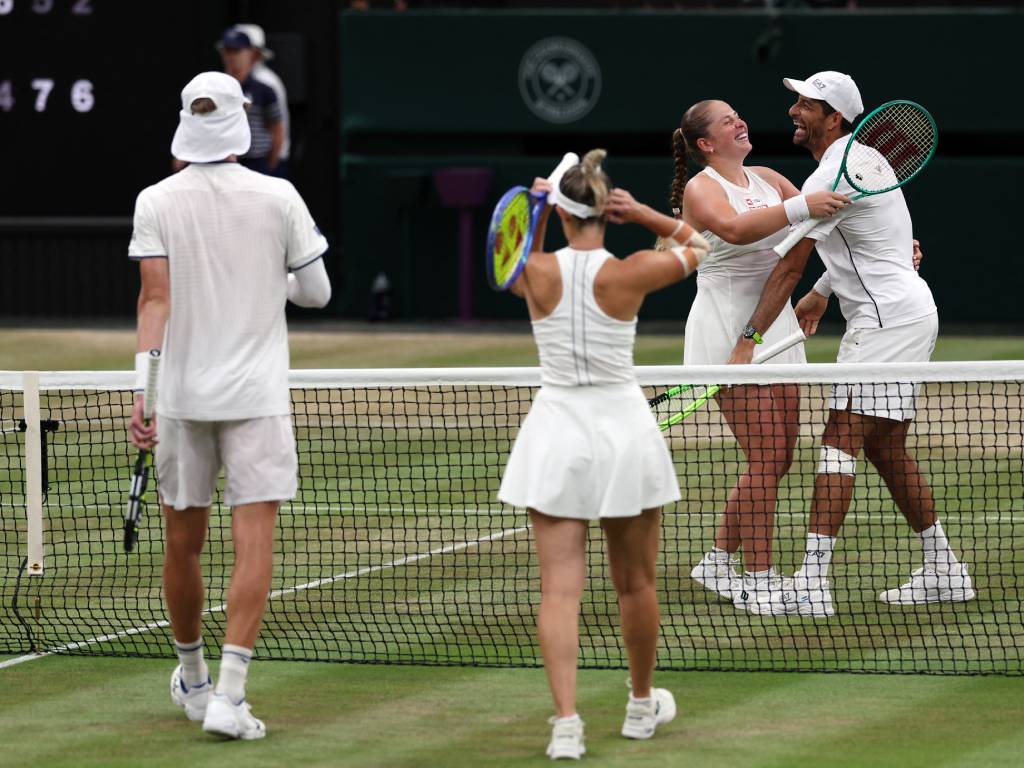 Una gran muestra del espíritu deportivo justo al terminar el partido. Divididos por la red, los caballeros se funden en un abrazo de felicitación en el lado izquierdo, mientras que en el derecho, Jelena Ostapenko abraza afectuosamente a su rival femenina, reconociendo el gran encuentro disputado por ambas duplas.