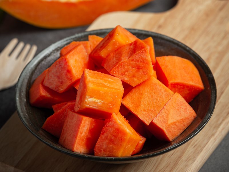La papaya puede combinarse con avena, yogur o semillas para preparar una cena práctica.
