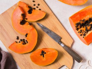 La papaya contiene agua, fibra, vitaminas y minerales que pueden incorporarse a una cena ligera.