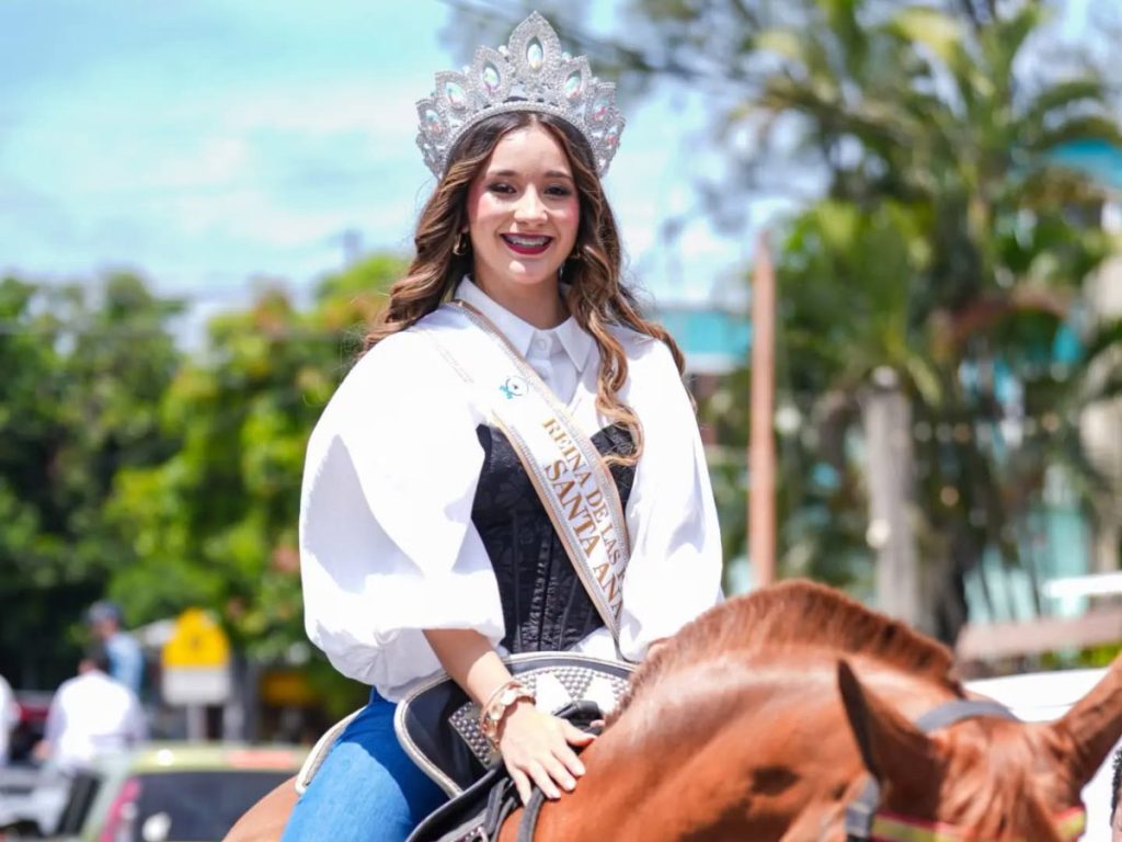 Amy Abigail Olmedo, reina de Santa Ana, participó en el Gran Desfile Hípico durante las Fiestas Julias 2026. / Fotografía cortesía.