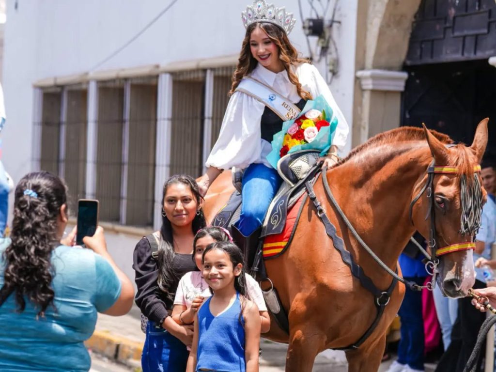 El desfile recorrió las principales calles de Santa Ana con la participación de jinetes, caballos y carrozas. / Fotografía cortesía.