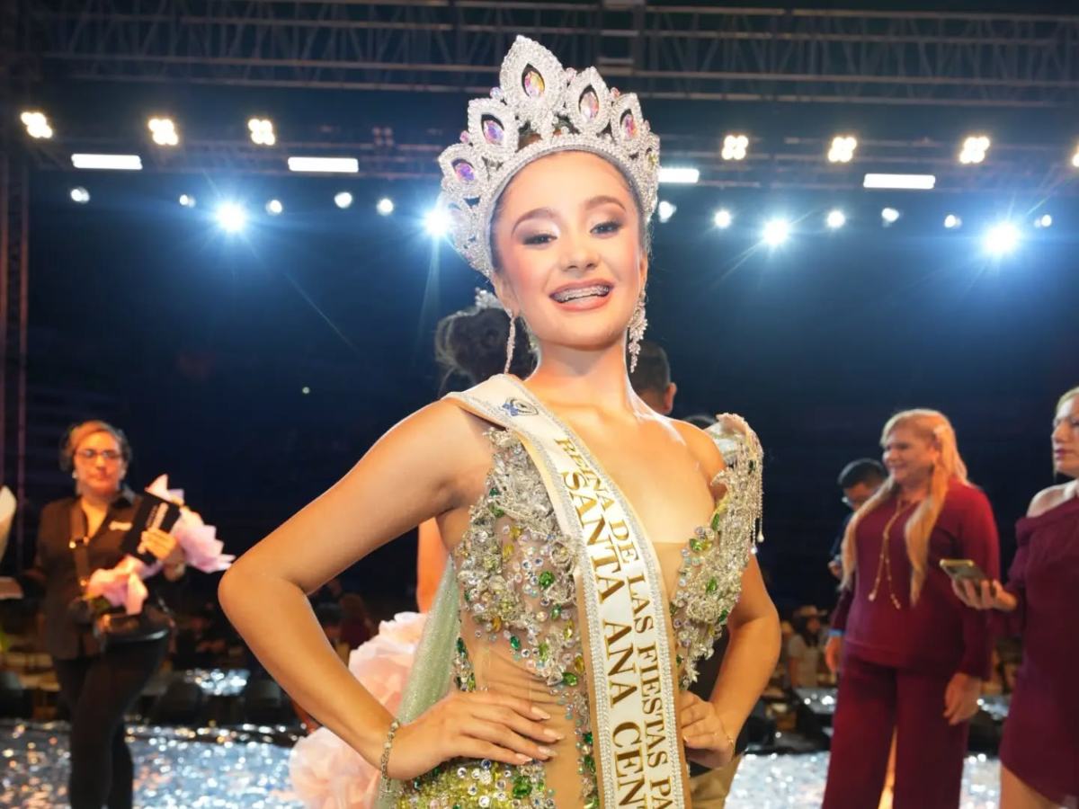 Abigail Omedo fue coronada Reina de las Fiestas Julias 2026 en una gala realizada en el Coliseo de la Feria Ganadera, en Santa Ana Centro.