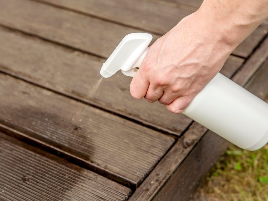 Borrar los rastros con agua jabonosa o vinagre diluido ayuda a cortar el camino que siguen otras hormigas.