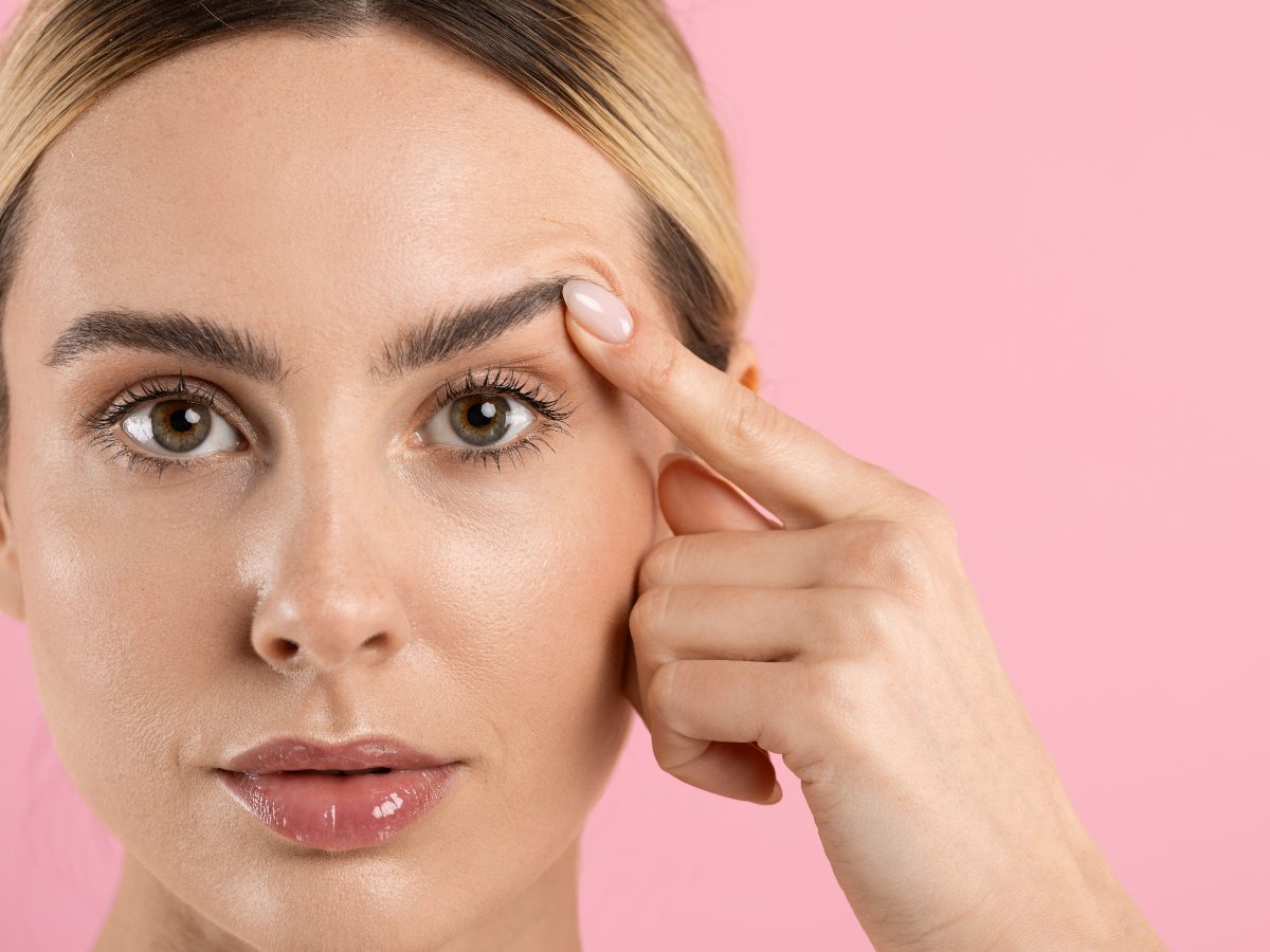El temblor en el párpado suele ser pasajero y puede relacionarse con estrés, cansancio, estimulantes o irritación ocular.