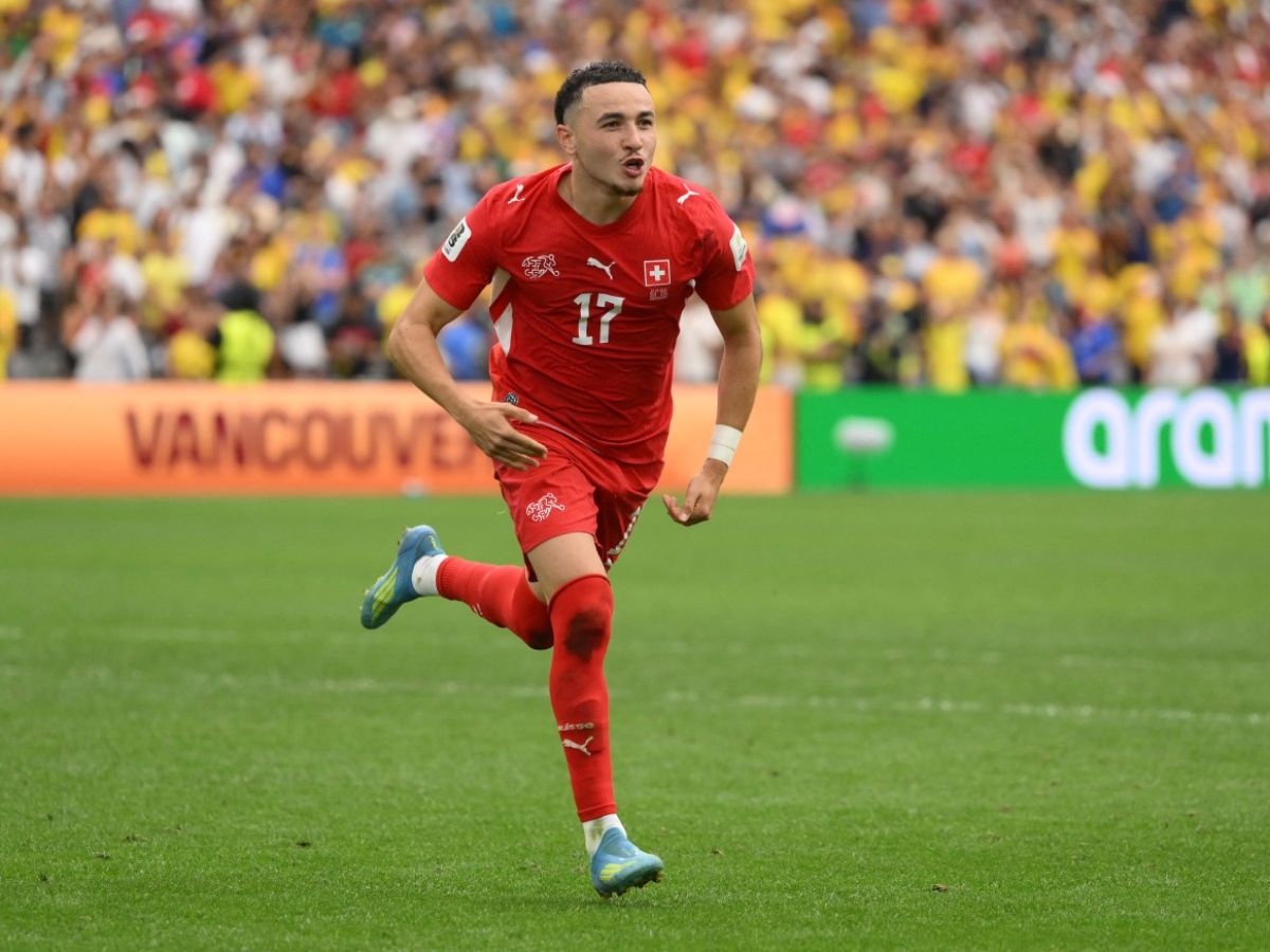Ruben Vargas, de Suiza, celebra la victoria por penales ante Colombia. Foto AFP