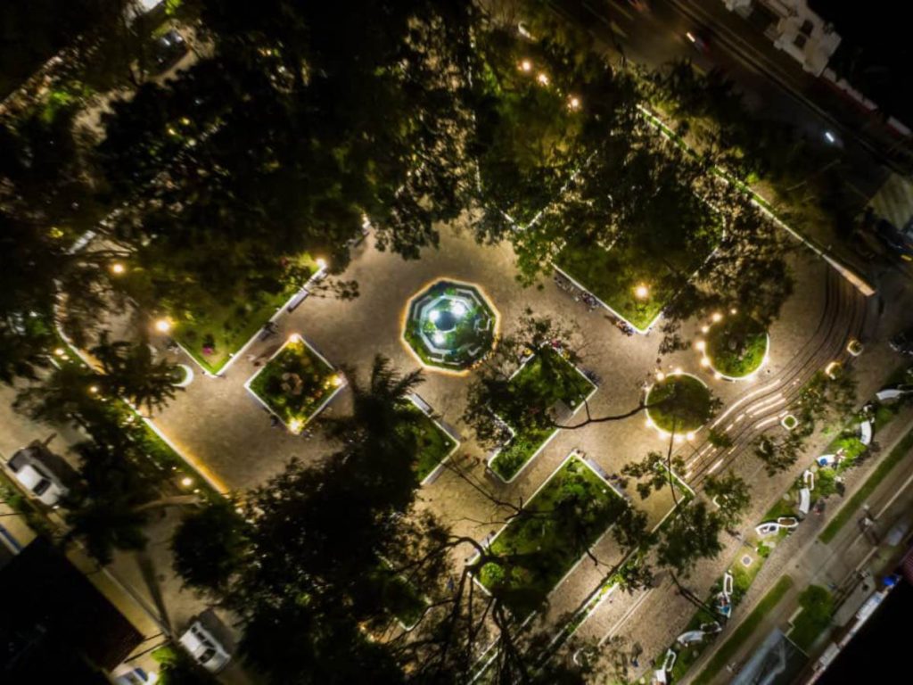 Salcoatitán ofrece una pausa serena entre jardines, caminos iluminados y rincones ideales para recorrer sin prisas.