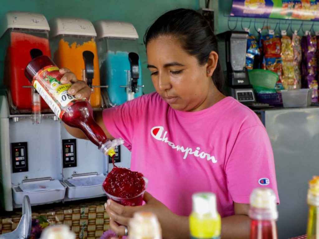La salvadoreña aseguró que los recursos obtenidos durante su trabajo temporal en Estados Unidos hicieron posible la inversión en sus negocios.
