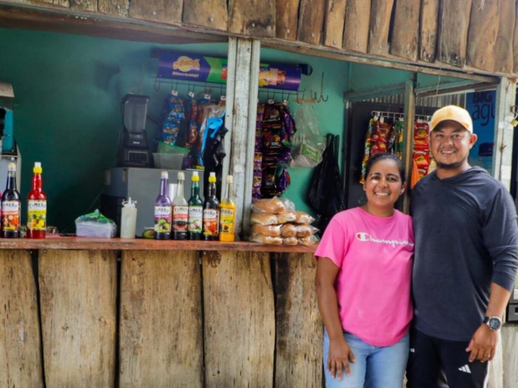 Con los ingresos obtenidos en Estados Unidos, Griselda Mejía invirtió en un negocio de comida y otro de frutas y verduras en Coatepeque.