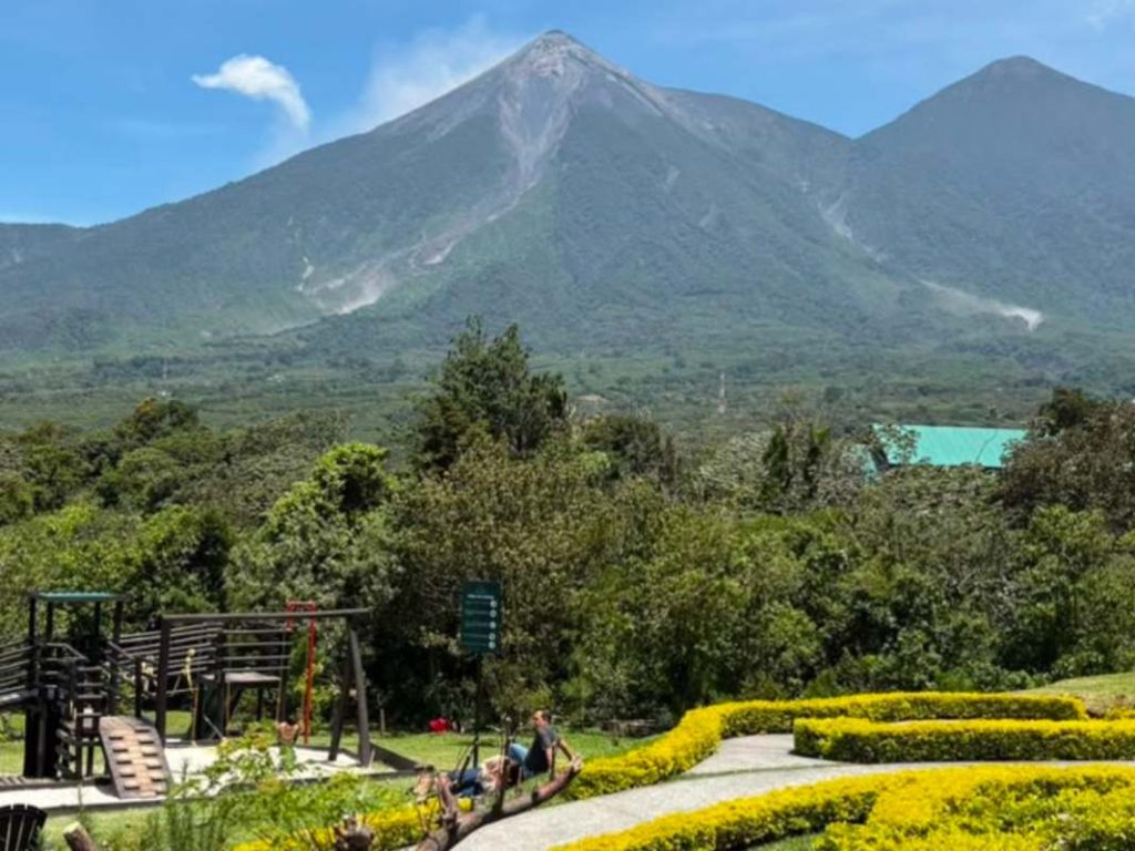 El restaurante de la finca permite desayunar, almorzar o tomar un café con una vista privilegiada hacia los volcanes de Guatemala. Foto elsalvador.com / Evelyn Alas.